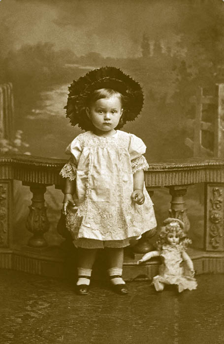 女児の新しいワンピースは、小さなヨークのついたプリーツスカートのアメリカ・スタイルになった。このスタイルで体の動きは完全に自由になり、その着やすさから100年経過しても残っている。女児のファッションの新要素として、1830年代風の「カブリオレト」と呼ばれる美しい帽子が加わった。 フェルト・ホームスパン帽子には、黒いダチョウの羽とタフタのリボンがついていた。
