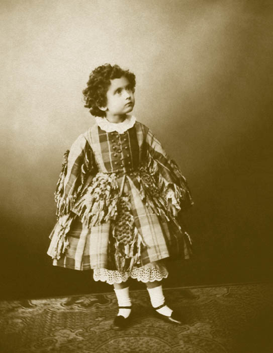 1860年代のロシアの子供服は主に、ファッションの都パリの基準に従っていた。5歳以下の男児と女児の服に大差はなく、どちらもペチコートやブルマーの上にワンピースを着ていた。兄弟姉妹が同じ格好をするのが決まりだった。