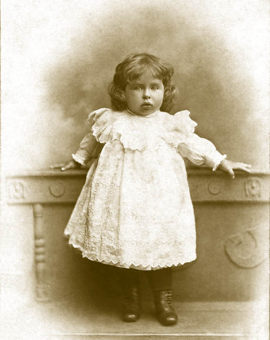 1～2歳の女児は白いゼファーウールの短いワンピースを着ていた。このスタイルはすでに20世紀前半の子供服に似ていた。5歳の女児は、ヨーク、ふっくらとした袖、低い位置に腰帯のついたワンピースを着ていた。
