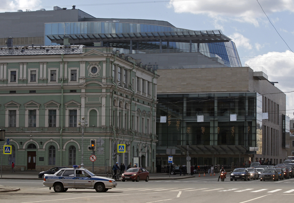 マリインスキーIIと呼ばれる、サンクトペテルブルクのオペラとバレエの殿堂、マリインスキー劇場の新館は、何回も出だしで躓き、いくつもの論争を巻き起こ し、建設に10年もの歳月がかかった。ガラスと石灰岩でできた独特な建物は、5月に豪華なガラコンサートでオープ ンし、同市出身のプーチン大統領も出席した。