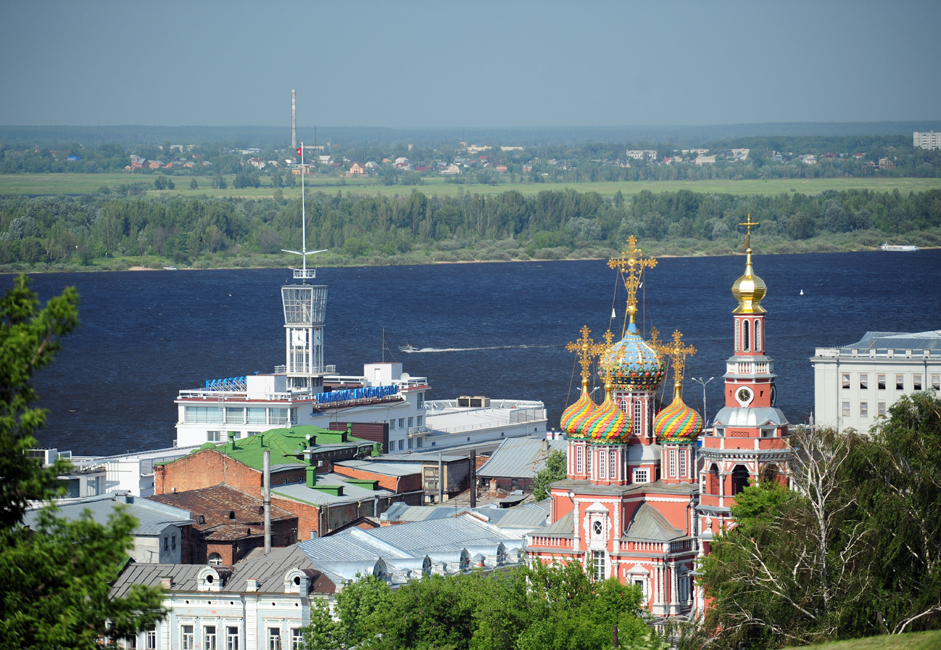 ニジニ・ノヴゴロドは、ヴォルガ川における旅客船サービスの重要な拠点となっている。夏季には、ニジニ・ノヴゴロド、モスク ワ、サンクトペテルブルクとアストラハンの間でクルーズ船が運行している。モスクワおよびサンクトペテルブルクまでの区間をつなぐ初の高速鉄道「サプサ ン」は、2010年7月30日に開通し、サプサンでのモスクワからニジニ・ノヴゴロドまでの所要時間は3時間55分となった。