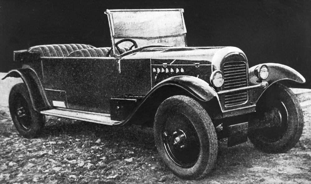 ソ連初の乗用車は1927年に生産された。車名は「NAMI-1」。時速70kmまで加速でき、エンジンは20馬力だった。高い通過性に必要な大きなロード・クリアランスがあったものの、構造にはたくさんの欠陥があった。その後改良されたが、1930年代には生産が終了した。