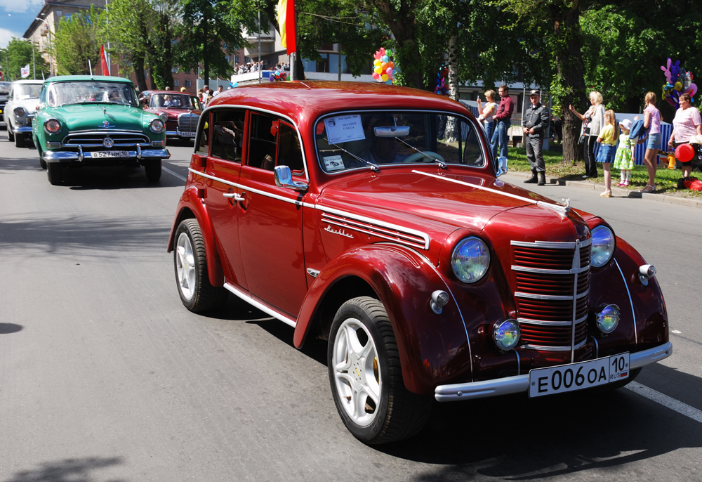 「モスクビッチ400」は国民の多くが買えるソ連初の車となった。このモデルが最初にコンベアからおろされたのは1946年で、新しい「モスクビッチ401」に代わる1954年まで生産が続けられた。最初のモスクビッチの原型となったのは、ドイツの量産車「オペル・カデットK-38」。第二次世界大戦中、自動車生産用の技術設備はドイツで完全に分解され、ソ連に移送された。