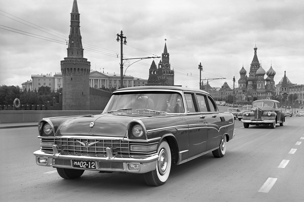 ソ連は1959年、政府高官用に特別に生産された、伝説の自動車「GAZ-13 チャイカ」を初めて目にした。強力なエンジン、最高時速160km、Xフレーム、7人乗り、さらにオートマチック・トランスミッションという特別仕様だらけの車だった。設計はパッカードを模倣している。