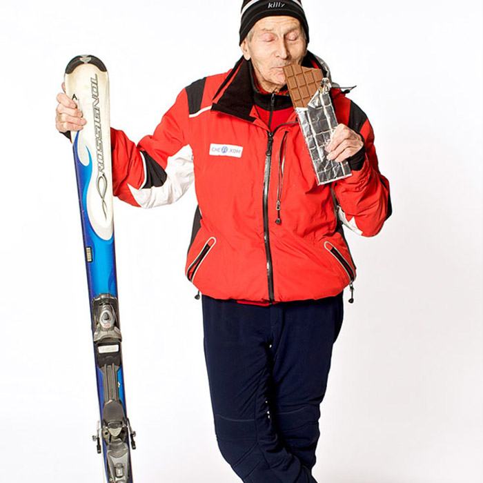 97歳のアレクサンドル・ローゼンタールさんは、スキーをしている。冬と夏の毎週3回、モスクワ郊外の人工スロープで彼がスキーをしているところを目にすることができる。猛烈な勢いでループ状にスロープを下る彼の姿は、ティーネイジャーと区別がつかない。アレクサンドルさんは子どもの頃からスキーをしてき た。最も面白みがあるのは、スロープの最初の100メートルだ。その傾斜は思わず息をのみ込むほどのもの。