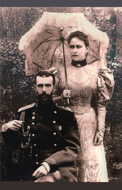 それにもかかわらず、社会主義革命闘争委員会は、セルゲイ・アレクサンドロヴィチ大公に死刑の判決を下した。1905年2月18日、大公はテロリストのイヴァン・カリャーエフが投げた爆弾によって暗殺された。/ 夫の死後、喪に服すエリザヴェータ・フョードロヴナ。