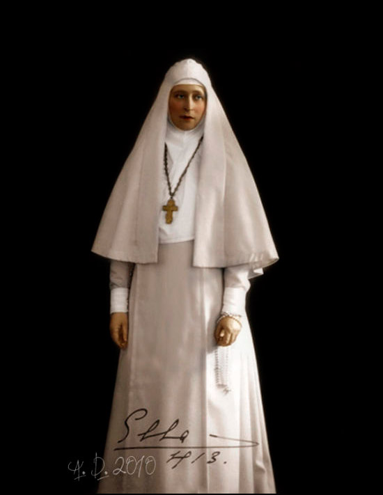 この女子修道院に居を移したエリザヴェータ・フョードロヴナは、禁欲と修行の生活を送った。夜間は重病患者を介護し、日中は旧約聖書の詩篇を読んだ。毎日のように修道女たちと共にモスクワ各地の貧困街を訪ねて慈善活動に従事した。/ マルフォ・マリインスキー女子修道院の修道女の服に身を包むエリザヴェータ・フョードロヴナ。