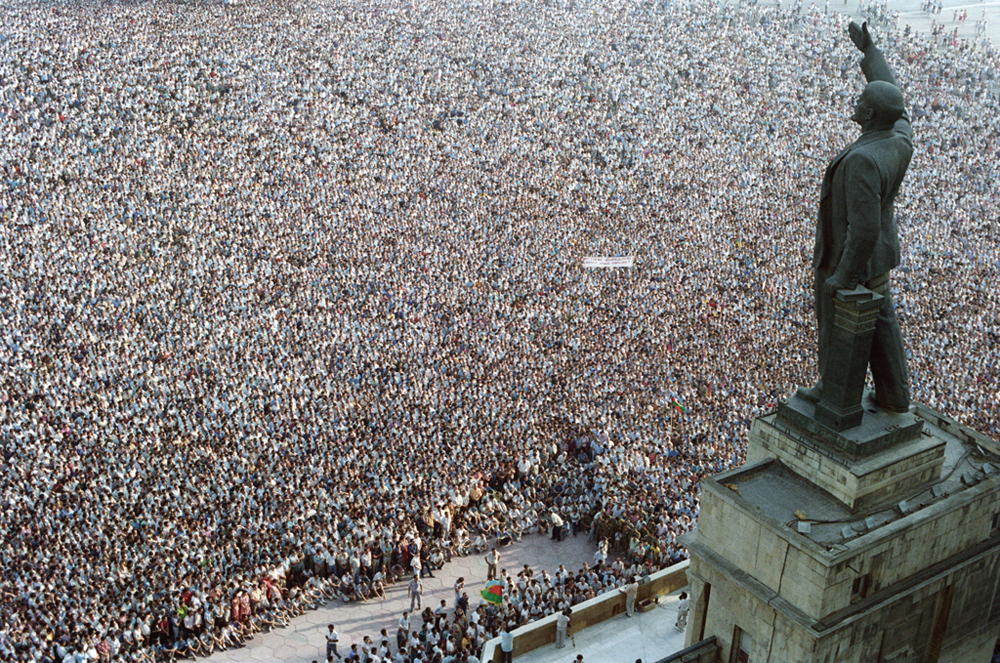 「レーニン像と10万人のデモ参加者」、バクー、アゼルバイジャン。1989年時事部門第一位。//アンドレイ・ソロヴィヨフ