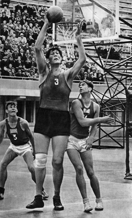 「バスケットボール」ソ連のバスケットボールの伝説、ウヴァヤ・アフタィェフ。1956年、スポーツ部門第一位。//セルゲイ・プレオブラジェンスキー