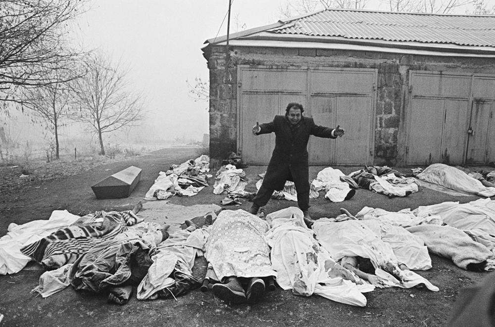 「限りない絶望」アルメニアの地震後、1988年12月7日にスピタクで撮影。1988年、時事部門第二位。//アレクサンドル・コパチョフ