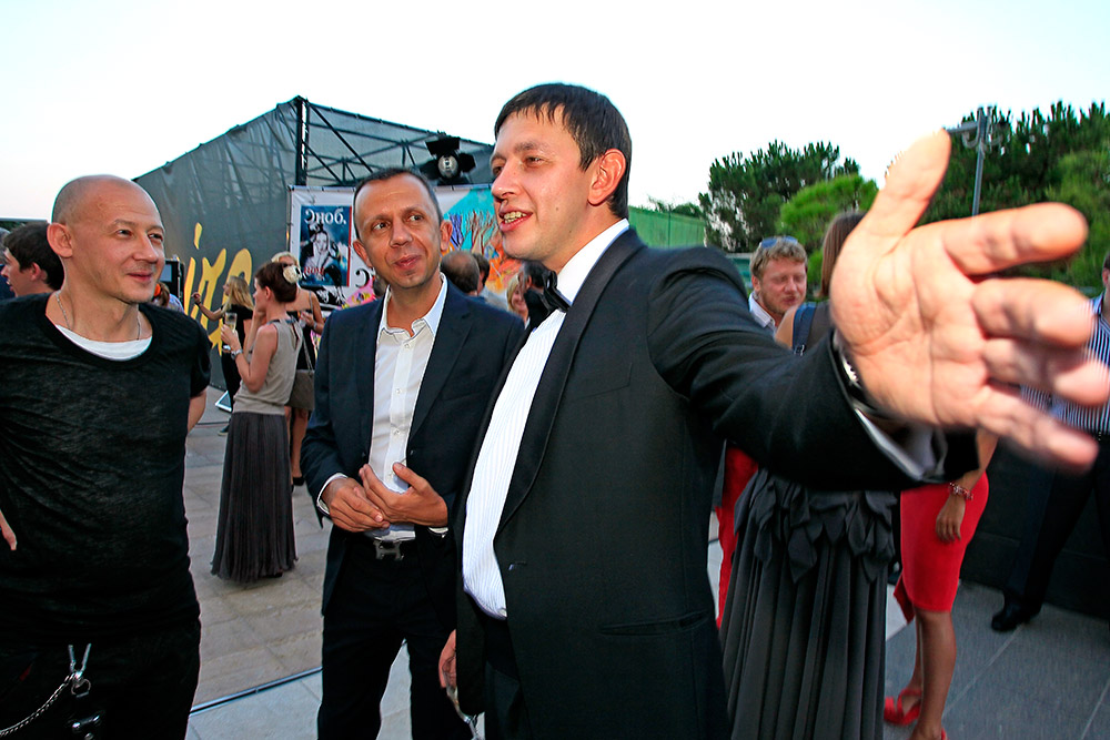 Vladimir Kljukin, ruski biznismen koji živi u Monaku, osvojio je put u svemir s Leonardom di Capriom, plativši najveću ponudu od 1.09 milijuna eura, na dobrotvornoj aukciji Cinema Against AIDS koja se svake godine održava u popratnom programu Canneskog filmskog festivala. 
