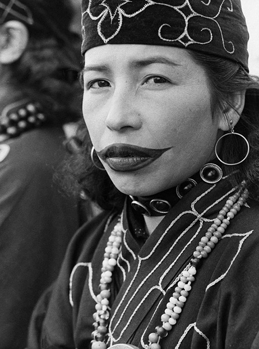 Heutzutage tragen einige ethnische Ainu-Frauen temporäre Tattoos auf Festen und Feierlichkeiten.