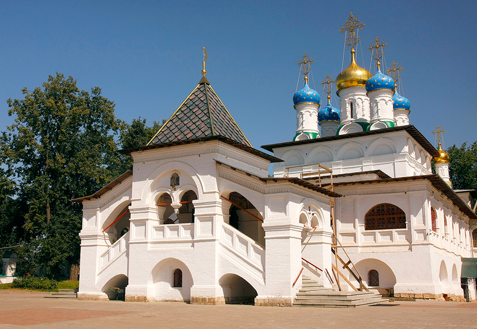 Gereja Kabar Suka Cita yang dibangun pada 1593 masih terlihat utuh hingga saat ini. Kata sloboda bermakna ‘desa pekerja’. Sebutan tersebut digunakan untuk Desa Pavlovskoye sejak 1730, ketika sebuah pabrik tekstil dibangun di sini.