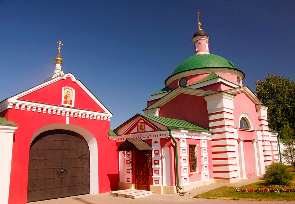 Jika Anda ingin melihat situs berikutnya, Anda harus menuju sedikit ke barat laut Pavlovskaya Sloboda, dan Anda akan menemukan Biara Boris dan Gleb. Biara kecil ini didirikan oleh bibi dari pujangga Rusia Fyodorov Tyutchev pada 1810.