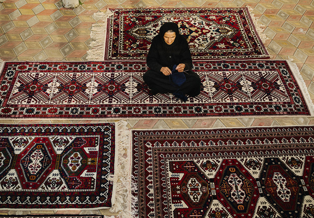ロシアで最上のウール素材の絨毯といったら、タバサラン（ダゲスタン共和国南部の地方）で織られたものだ。この場所では、何世紀も引き継がれてきたデザインを用いた房状の絨毯が手織りされている。