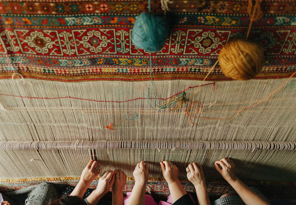 この家では、5人の熟練職人が大型の絨毯織りを仕上げている。彼女たちはもう6ヶ月近くこの絨毯の製作に取り組んできたのだ！
