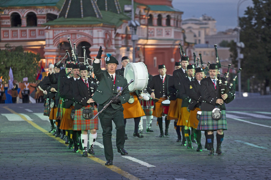 4/11. Оркестар Председничког пука је 2. септембра 2006. први пут наступио на Поклоној гори и Парку Победе, уз пратњу најбољих руских војних оркестара.