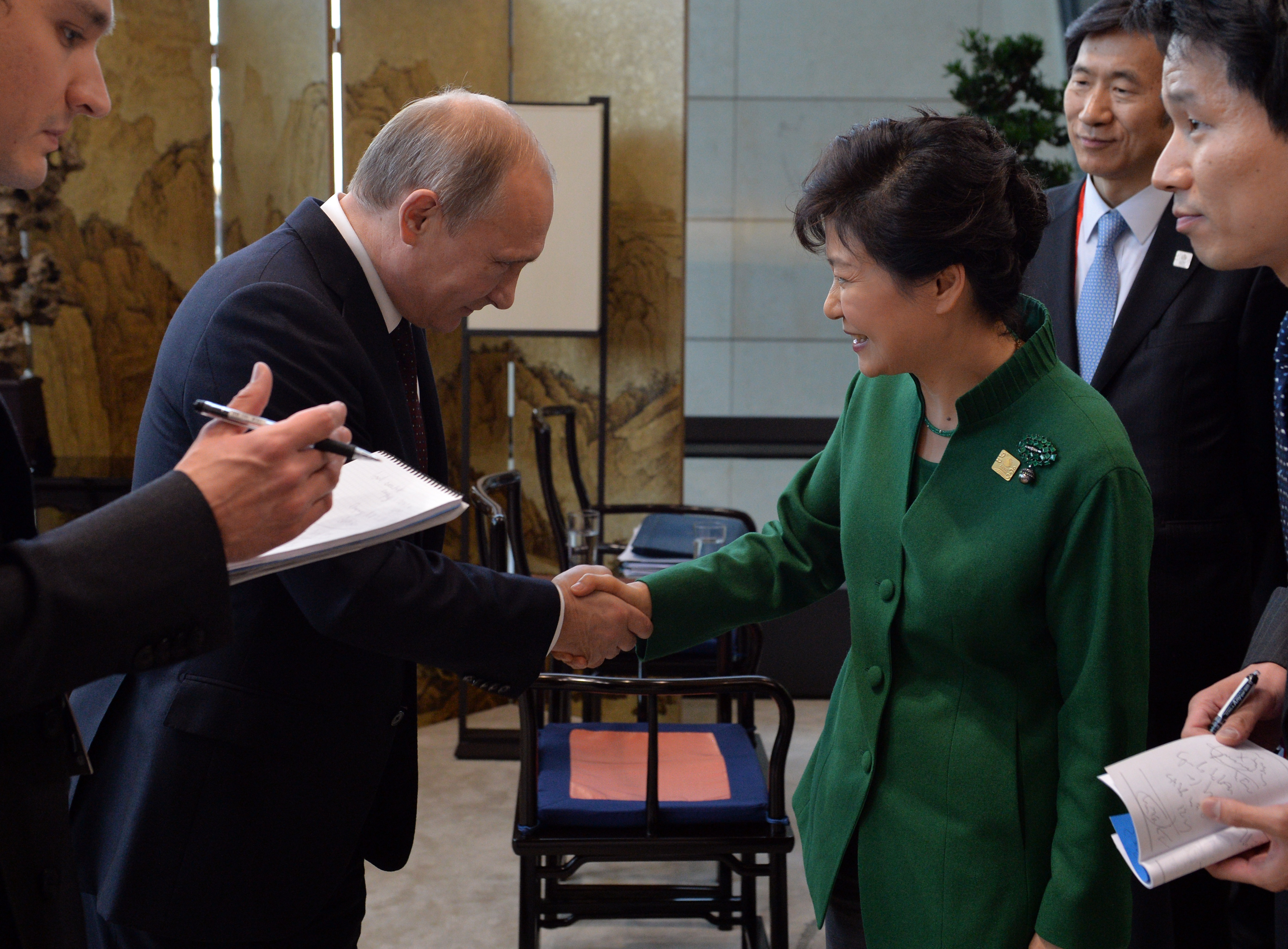 Studeni 2014. Putin se službeno rukuje s južnokorejskom predsjednicom Park Geun-hye na summitu APEC. Nikome nije bilo hladno.