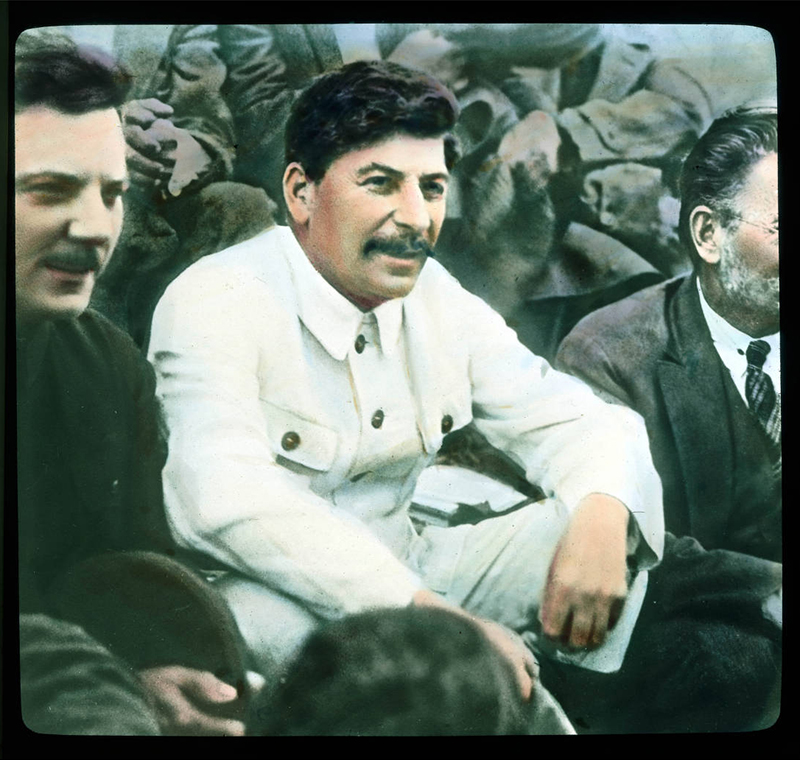 　1921年から1941年までデクーは世界中を旅し、およそ8,000枚におよぶガラス製スライドの写真を撮影したが、その対象となったのは歴史的建造物だけでなく、彼が訪問した場所の日常生活でもあった。/ ヨシフ・スターリン（中央）、ソ連軍人で政治家のクリメント・ヴォロシーロフ（左）、そしてスターリンの中枢的グループのメンバーで、ソ連共産党の中央委員会政治局員を務めたミハイル・カリーニン（右）、1931年。