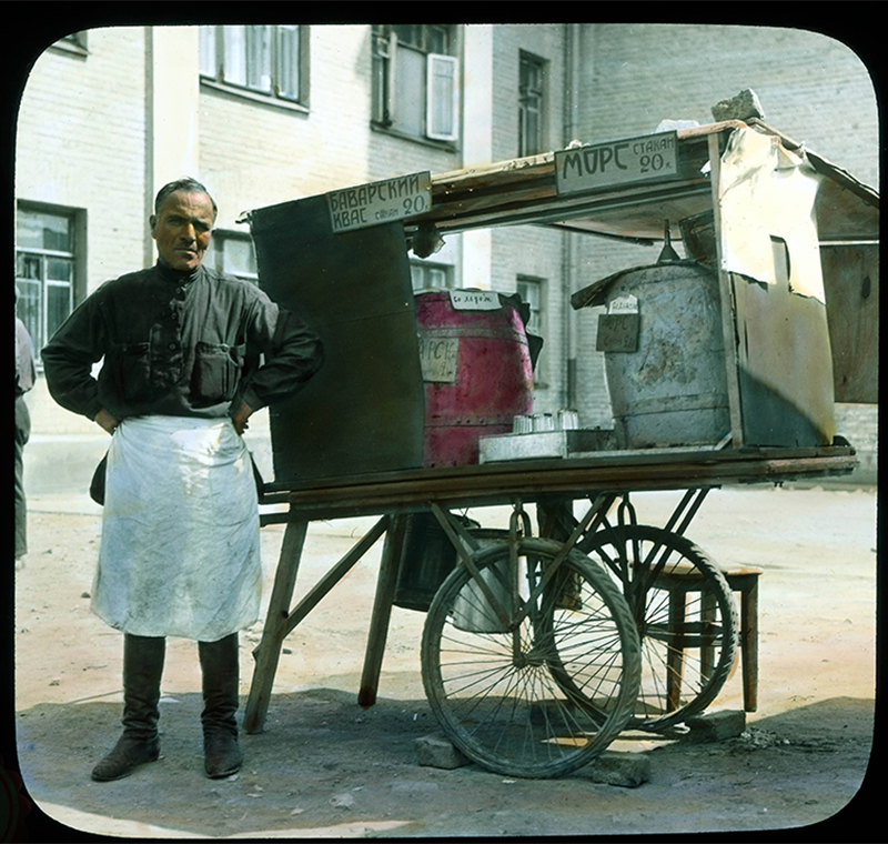 　モスクワ：ソフトドリンク（クワスやモルス）を売る街頭の物売り、1931年。