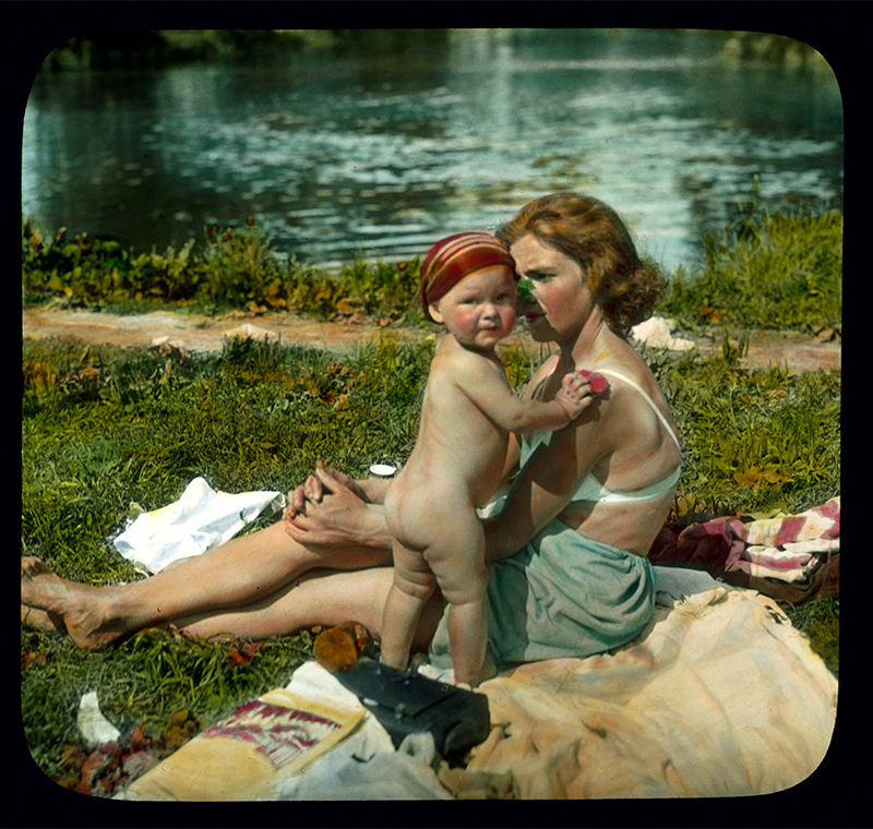 サンクトペテルブルク。エラーギン島：浜でくつろぐ母親と子供、1931年。