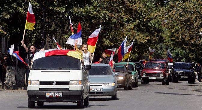 Festeggiamenti per le strade ossete in occasione dell’anniversario dell’indipendenza della Repubblica del Caucaso 