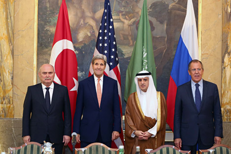 Los ministros de Exteriores de Turquía, Feridun Sinirloglu, EE UU, John Kerry; Arabia Saudí, Adel al Juberi y Rusia, Serguéi Lavrov durante el encuentro en Viena del pasado 23 de octubre.