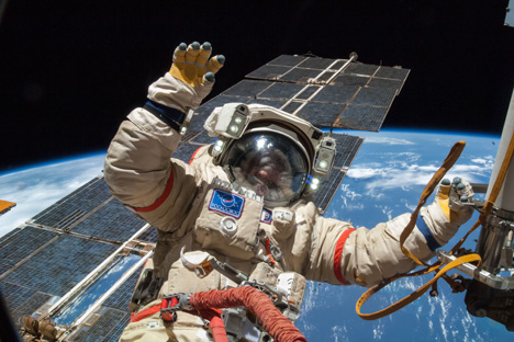 Seorang kosmonot Rusia melayang bebas di luar angkasa, di luar Stasiun Luar Angkasa Internasional (ISS).