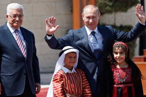 Vladímir Putin con Mahmud Abás, presidente de la Autoridad Nacional Palestina, en Belén durante una vista en junio del 2012, junto a niños con trajes tradicionales palestinos.