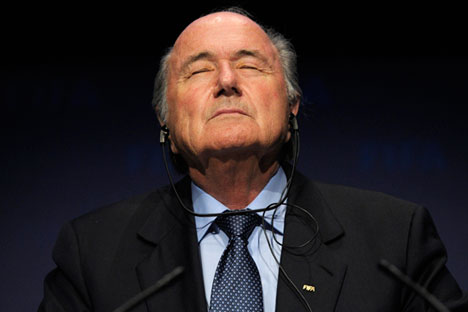 Foto dari tanggal 19 November 2010 menunjukkan Presiden FIFA Joseph S. Blatter dengan mata terpejam saat konferensi pers setelah pertemuan dengan Komite Eksekutif di Zurich, Swiss. Pada konferensi pers 2 Juni 2015, Joseph Blatter menyatakan berniat mengundurkan diri dan memanggil kongres luar biasa untuk memilih penggantinya.