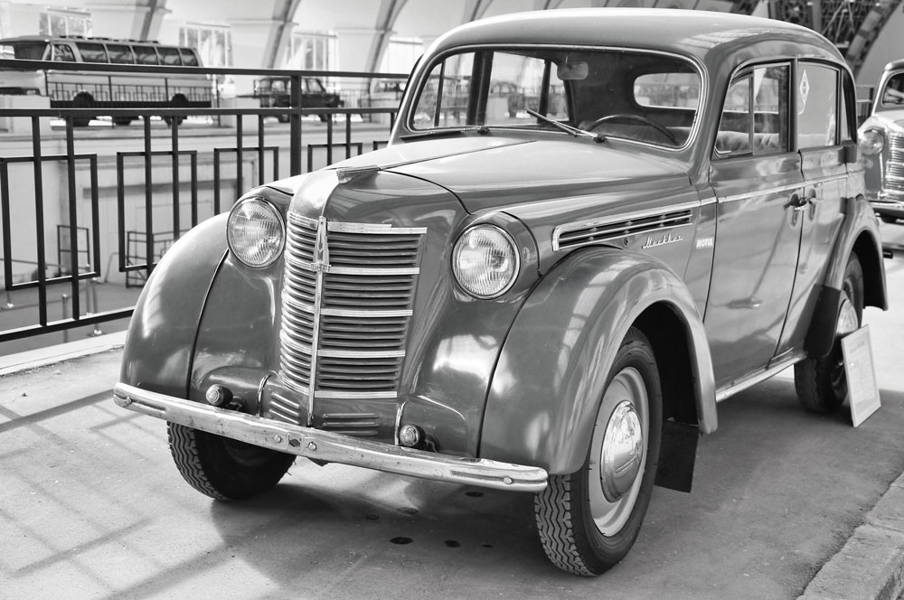 Nakon kapitulacije nacističke Njemačke, sovjeti su osvojili čitavu industriju Opel u Brandenburgu. Novi Moskvič-400 bio je zapravo izmijenjena verzija Opela Kadetta. 