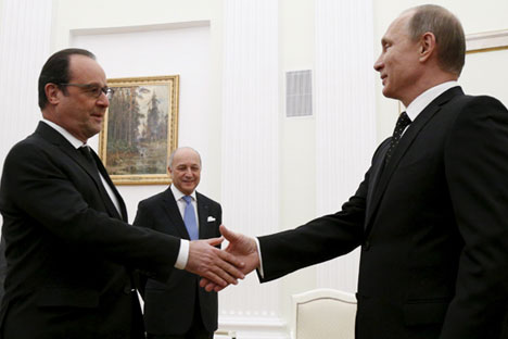 Il Presidente russo Vladimir Putin, a destra, stringe la mano al Presidente francese François Hollande durante il loro incontro al Cremlino.