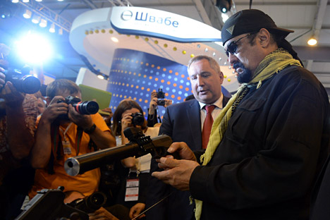 Potpredsjednik ruske Vlade Rusije Dmitrij Rogozin, poznati glumac Steven Seagal i „pištolj Serdjukova" (sajam oružja Oboroneksport-2014).