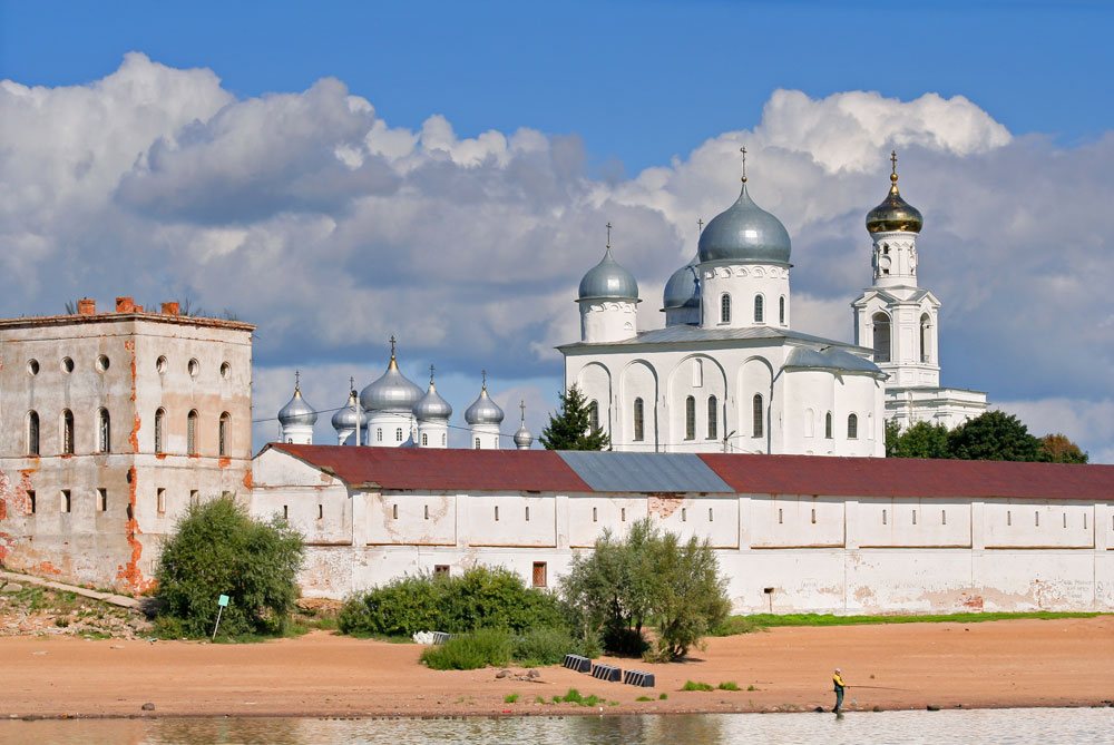 Rossi se oprobao i u tradicionalnoj arhitekturi. Projektirao je zvonik Jurjevog manastira u Novgorodu, nastarijeg u Rusiji. Podignut je u XI stoljeću. 
