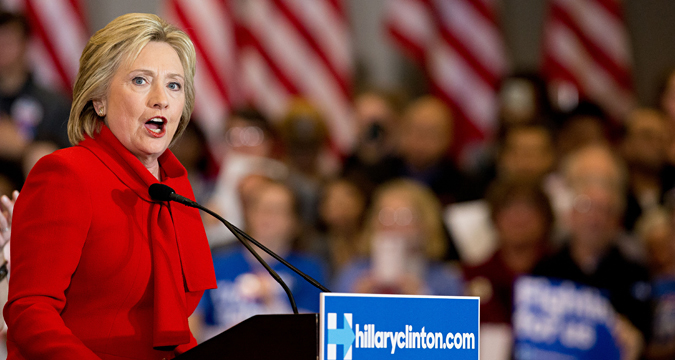 Bakal calon presiden AS dari Partai Demokrat Hillary Clinton berorasi pada malam kaukusnya di Universitas Drake, Des Moines, Iowa, 1 Februari 2016.