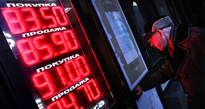Sebuah papan digital menampilkan nilai tukar mata uang di luar kantor jasa penukaran uang. Mata uang euro naik hingga 91 rubel per euro, sedangkan dolar AS berada di atas 84 rubel per dolar AS dalam jam perdagangan Moscow Exchange.