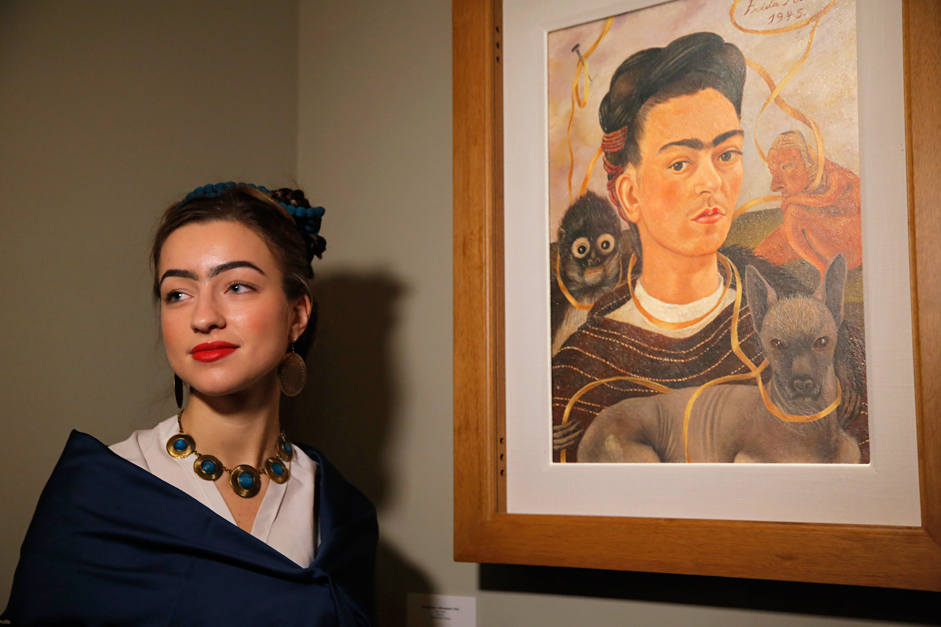 Im Fabergé-Museum in Sankt Petersburg wurde eine Ausstellung mit 34 Werken der mexikanischen Malerin Frida Kahlo eröffnet. Eine Besucherin, die der Künstlerin sehr ähnelt, posiert neben einem Selbstbildnis von Kahlo. Die Ausstellung ist noch bis 30. April für Besucher geöffnet. 