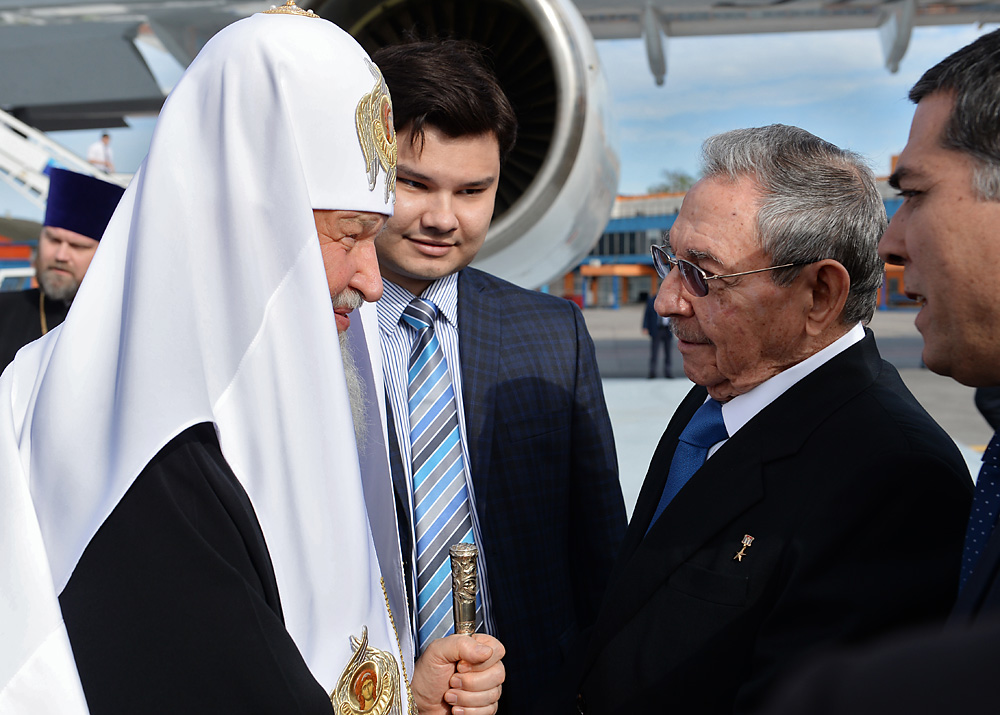 Il Patriarca di Mosca e di tutte le Russie Kirill, a sinistra, insieme al Presidente cubano Raúl Castro all’Avana, Cuba