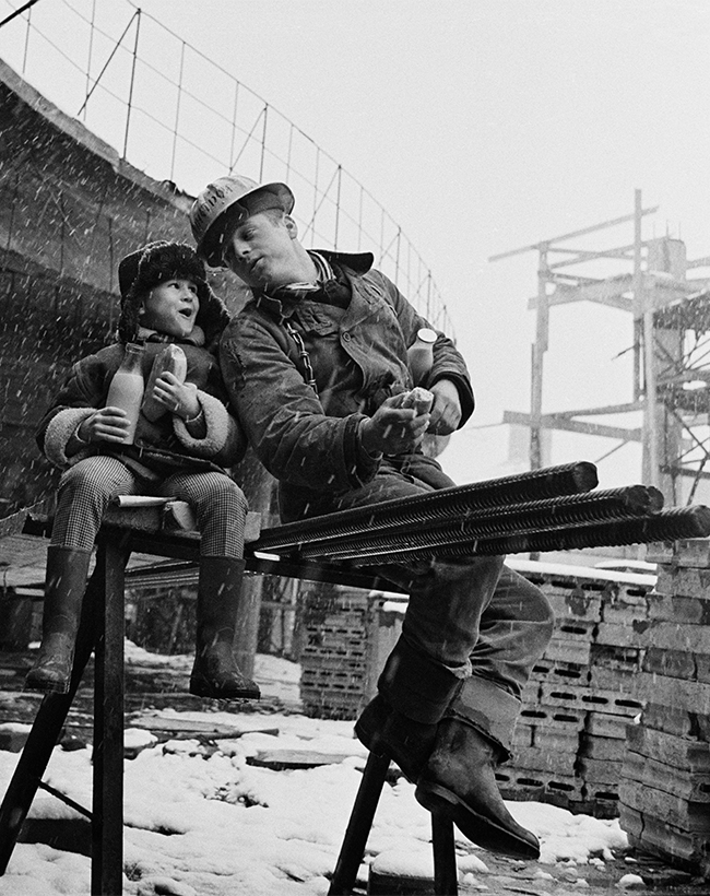 Пауза за ручак на градилишту вишеспратнице, 1964.