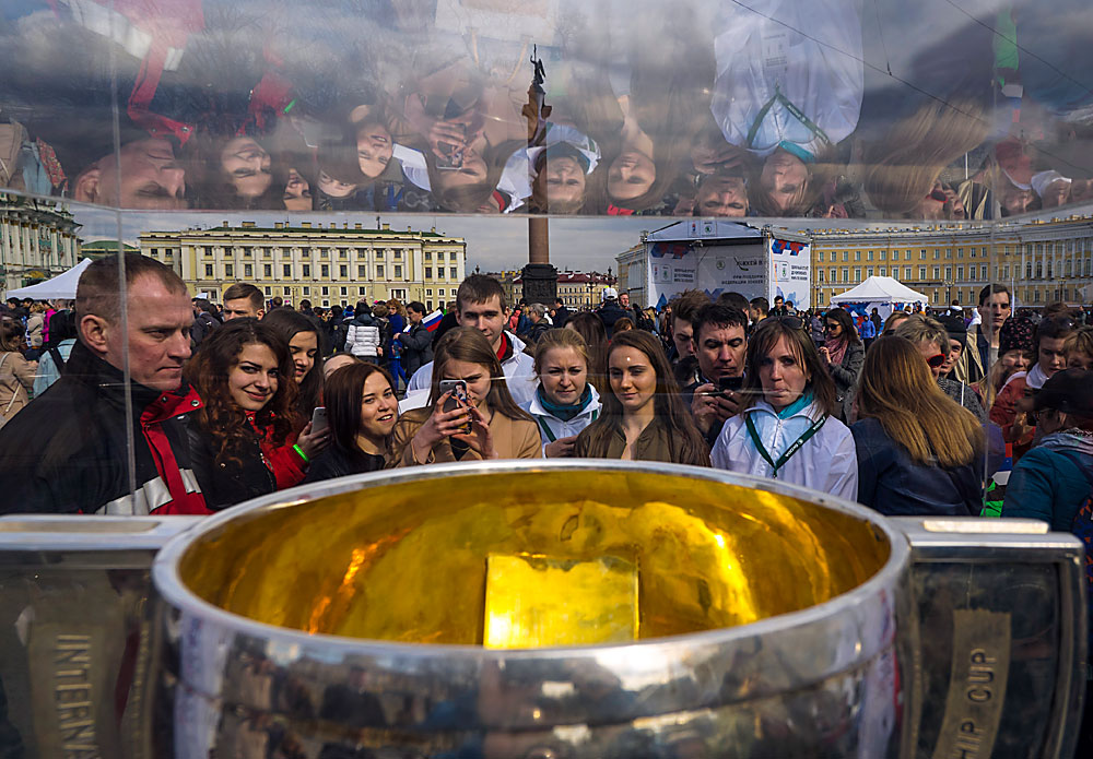 Der Pokal der diesjährigen Eishockey-Weltmeisterschaft wird auf dem Dwortsowaja-Platz in Sankt Petersburg ausgestellt. Die Eishockey-WM findet vom 6. bis 22. Mai in Russland (Moskau und Sankt Petersburg) statt.