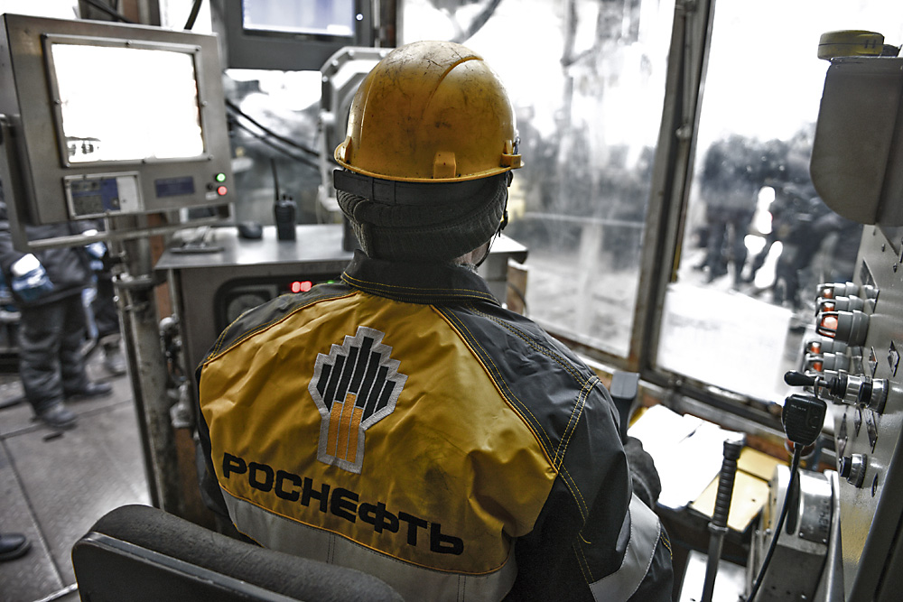 Seorang karyawan bekerja di area produksi Rosneft, Tagul, Krasnoyarskiy Krai.