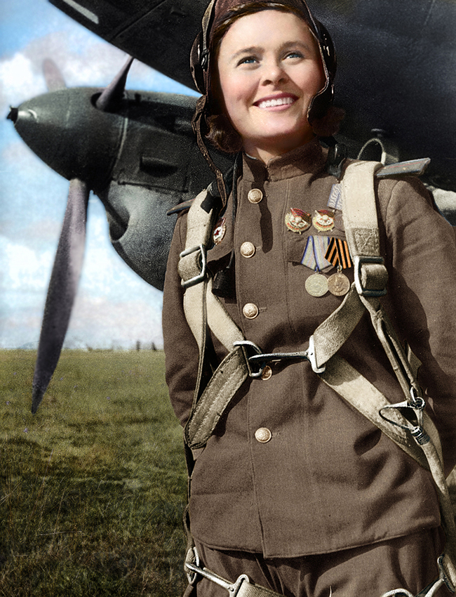 Марија Долина (1922-2010) је била совјетски пилот и заменик команданта 125. гардијског бомбардерског авијационог пука „Марина М. Раскова“. Извела је 72 борбена лета на авиону Пе-2, током којих је избачено 45 тона бомби. У шест ваздушних борби Маријина посада је оборила три непријатељска ловца. Долина је 18. августа 1945. постала Херој Совјетског Савеза.