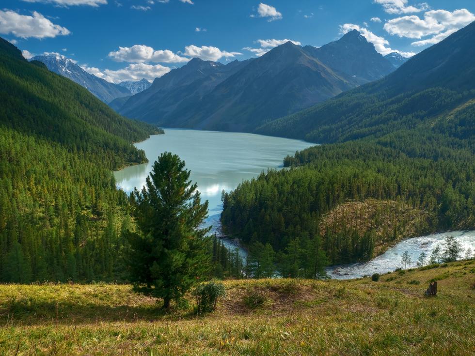 I monti Altaj formano la più alta catena montuosa della Siberia meridionale. Sono separati da un profondo fiume e da ampie vallate. Questa catena montuosa arriva fino in Asia Centrale, attraversando quattro confini: quello russo, mongolo, cinese e kazako