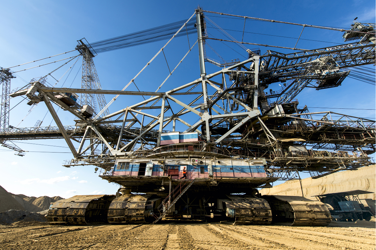 Роторни багер TAKRAF SRs(K)-4000, којим се врши експлоатација угља у Назаровском руднику, заиста је огромна машина – највећа те врсте у Русији.
