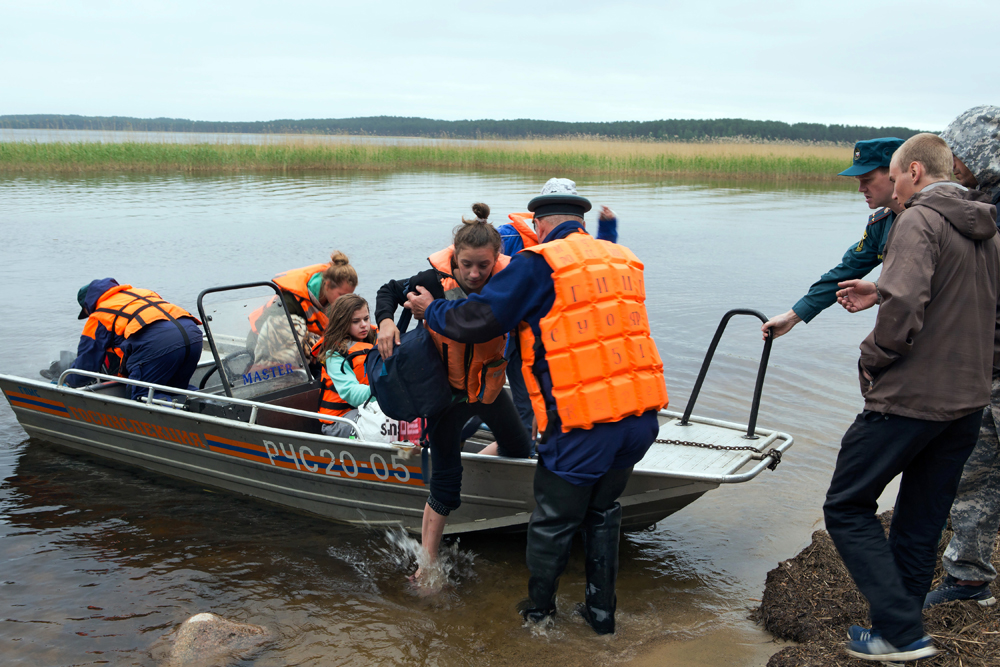 Operazioni di salvataggio sul lago Syamozero, dove è avvenuta la tragedia. 