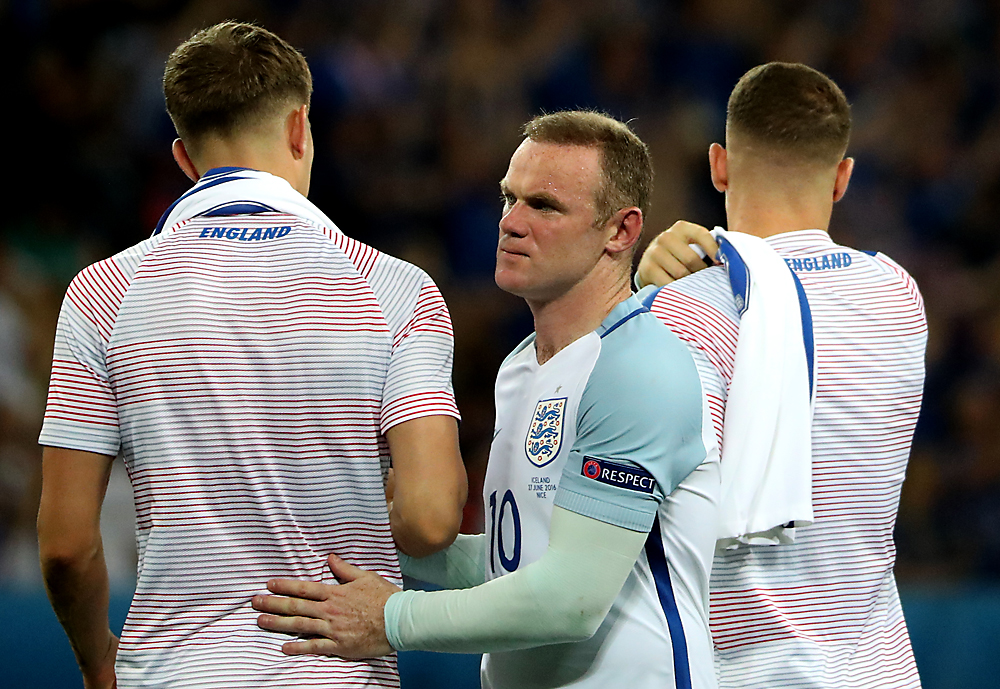 Pemain sepak bola Inggris, Wayne Rooney (tengah), pada akhir pertandingan babak 16 besar Euro 2016 antara Inggris melawan Islandia di Stade de Nice, di Nice, Prancis, 27 Juni 2016. Inggris tersingkir dari turnamen Piala Eropa setelah kalah 1-2 dari Islandia.
