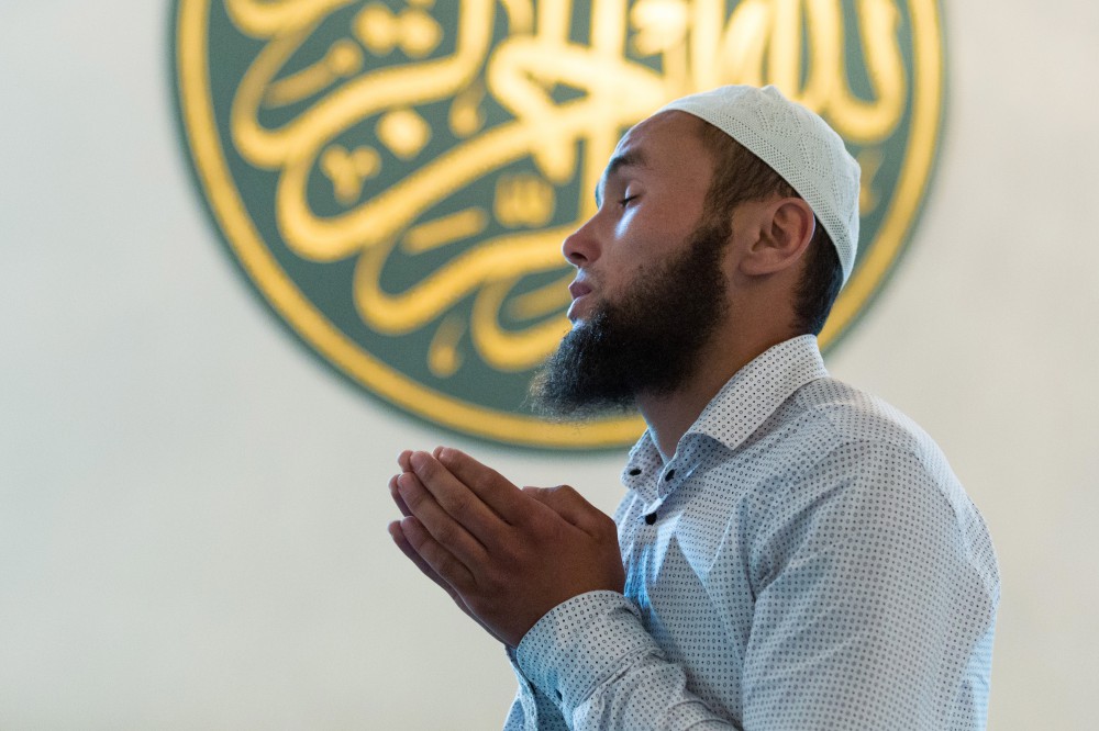 Seorang muslim Rusia tampak tengah berdoa di sebuah masjid di kota Moskow.