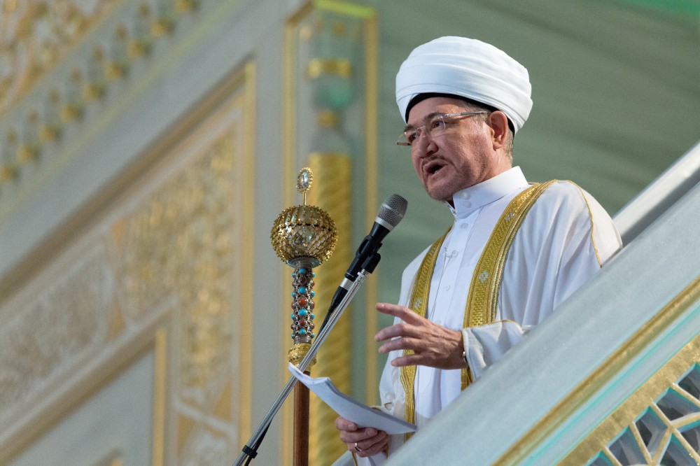 Setelah melaksanakan ibadah salat Idul Fitri di pagi hari, biasanya umat Islam di Rusia akan mengadakan perayaan di rumah mereka selama tiga hari berturut-turut.