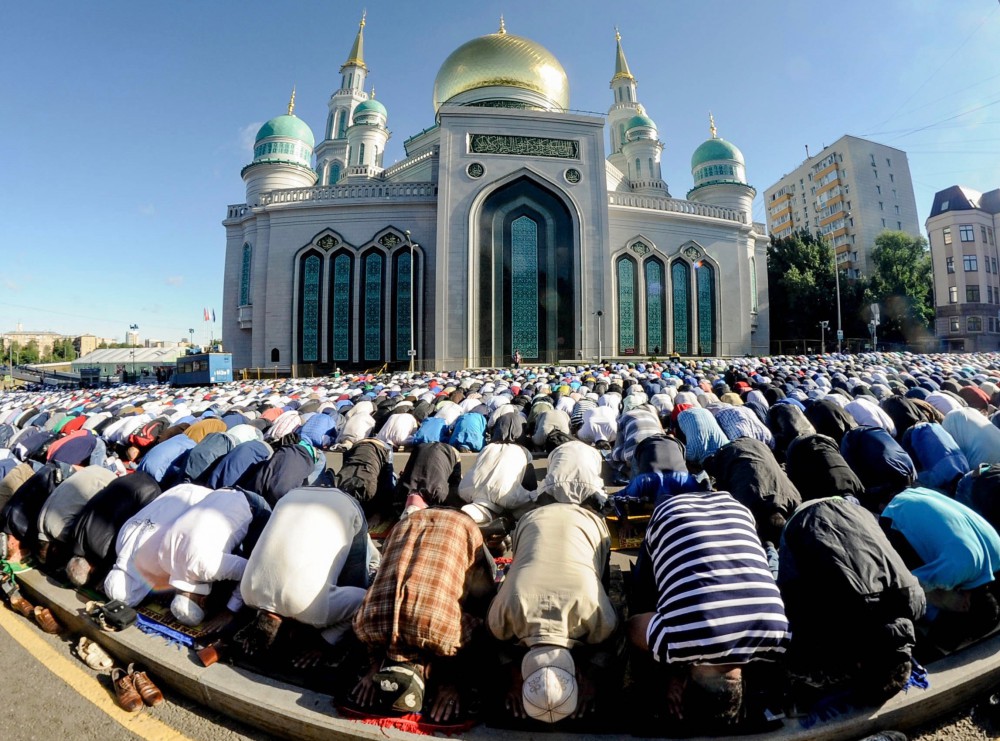 Di sembilan wilayah di Rusia yang mayoritas penduduknya adalah muslim, Hari Raya Idul Fitri dijadikan hari libur resmi. Karena itu, umat Islam di wilayah-wilayah tersebut dilarang untuk bekerja pada hari raya ini.