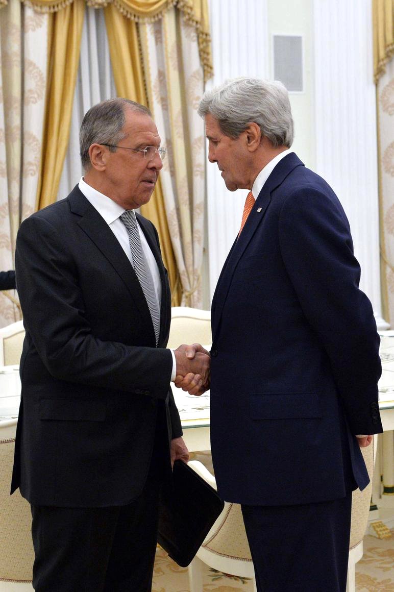 Menteri Luar Negeri Rusia Sergey Lavrov dan Menteri Luar Negeri AS John Kerry.